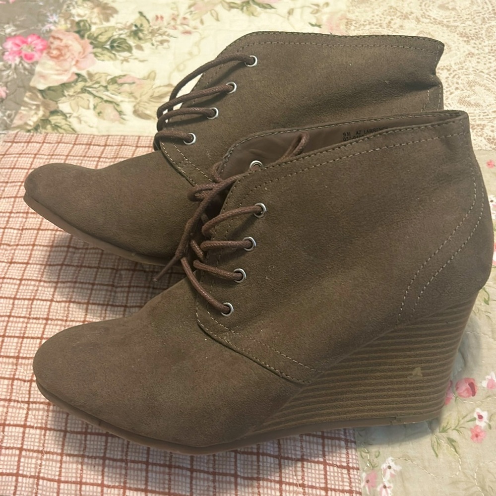 Arizona memory foam heels
